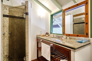 Suite superior, 1 habitación, 2 baños, entresuelo | Lavabo del cuarto de baño