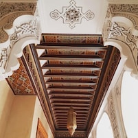 Una scala a chiocciola con decorazioni elaborate e un motivo geometrico sulle pareti.