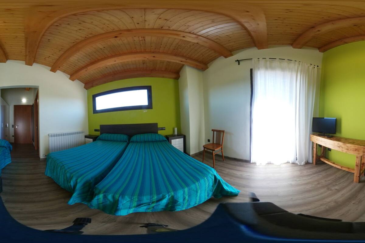 Individually decorated, iron/ironing board, free WiFi, bed sheets
