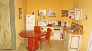 Executive Studio, 1 King Bed | Private kitchenette