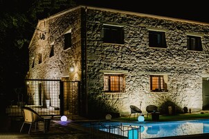 Una piscina al aire libre de temporada
