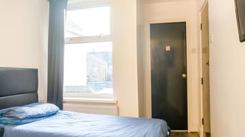 Habitación estándar con 2 camas individuales, 2 camas individuales | 1 habitación, escritorio y espacio para trabajar con laptop