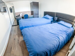 Standard Twin Room, 2 Single Beds | 1 bedroom, desk, laptop workspace, iron/ironing board - La Tavola Calda Hotel (Nuneaton)