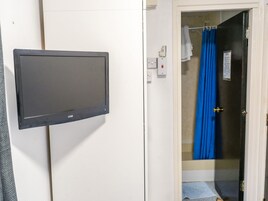 1 habitación, escritorio y espacio para trabajar con laptop 