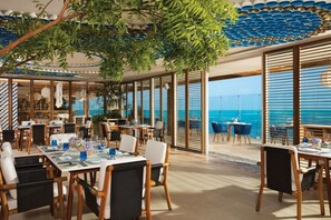6 restaurants, dinner served, local and international cuisine - Dreams Vista Cancun Golf & Spa Resort - All Inclusive (Cancun)