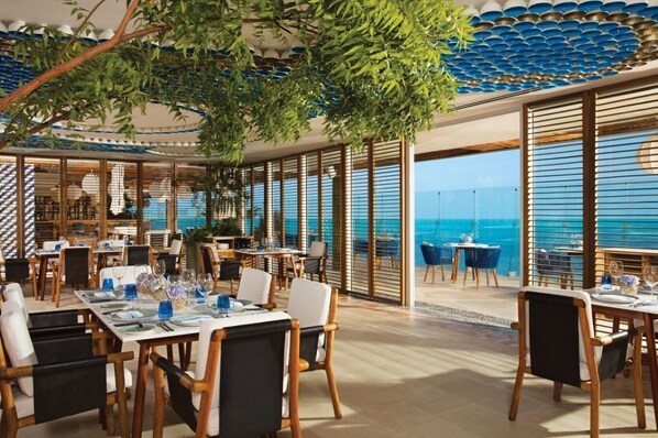 6 restaurants, dinner served, local and international cuisine