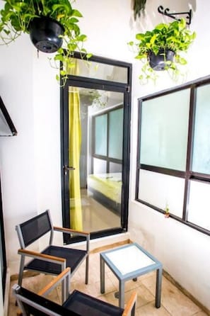 Family Condo, 2 Bedrooms | Ruang tamu | TV skrin rata