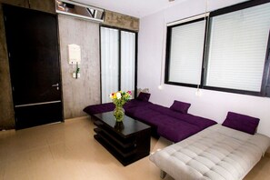 Family Condo, 2 Bedrooms | Ruang tamu | TV skrin rata