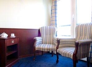 Cabin, upper deck | Individually decorated, individually furnished, blackout drapes - Bateau Hôtel Le Chardonnay (Avignon)