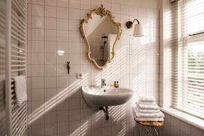 Quarto casal superluxo, 2 camas de solteiro (Lieve Swaentje) | Banheiro | Chuveiro, chuveiro com efeito de chuva, produtos de toalete grátis 