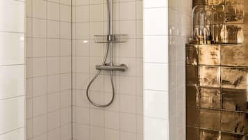 Luxury Double Room, 2 Single Beds (Lieve Swaentje) | Bathroom shower