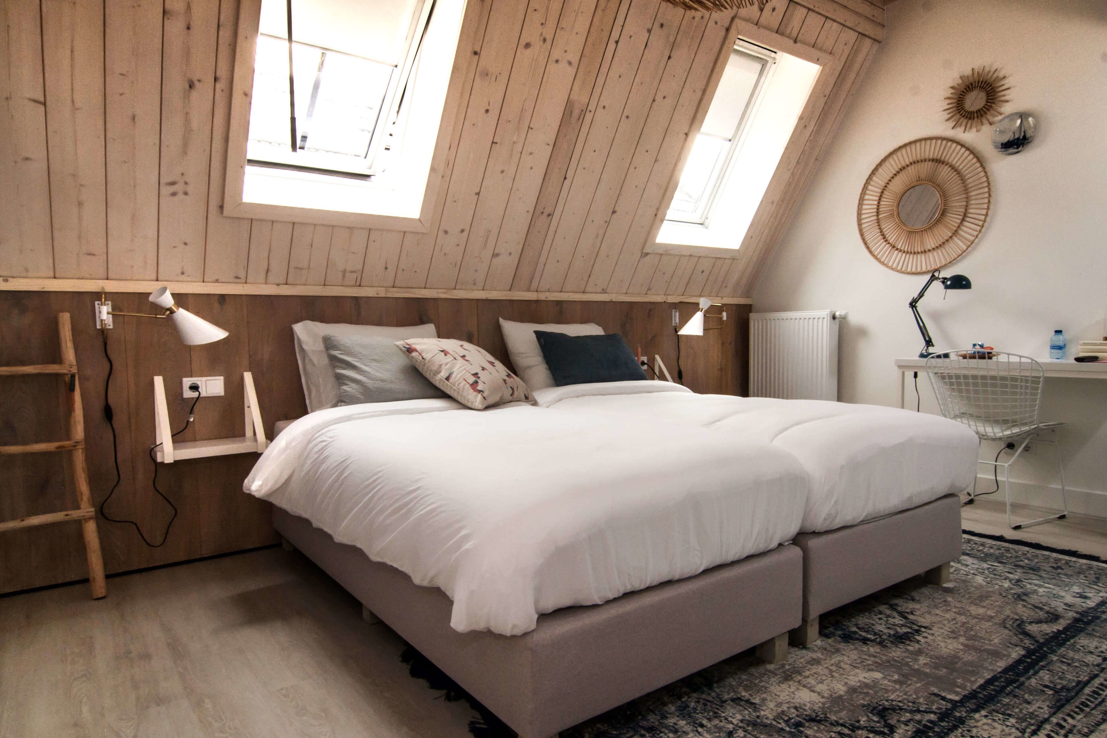 Luxe tweepersoonskamer, 2 eenpersoonsbedden (Hollandse Bonje!) | Individueel gedecoreerd, een bureau, gratis wifi, beddengoed