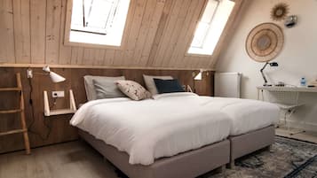 Luxe tweepersoonskamer, 2 eenpersoonsbedden (Hollandse Bonje!) | Individueel gedecoreerd, een bureau, gratis wifi, beddengoed