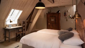 Luxury Double Room, 2 Twin Beds (Dromen naar Vroeger) | Individually decorated, desk, free WiFi, bed sheets