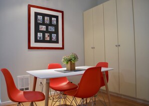 Departamento exclusivo, 1 habitación | 1 habitación, escritorio, tabla de planchar con plancha y cuna de viaje