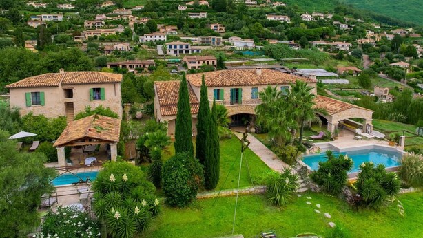 A residential area in South France with houses, a swimming pool, and lush greenery. - Les 4 éléments (Tourrettes-sur-Loup)