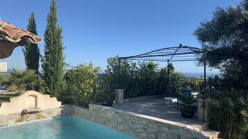 Exclusieve tweepersoonskamer, uitzicht op zee (Air/Feu) | Luxe beddengoed, een minibar, een kluis op de kamer