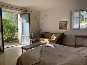 Exclusive Double Room, Garden View (Terre/Eau) | Premium bedding, minibar, in-room safe, individually decorated - Les 4 éléments (Tourrettes-sur-Loup)