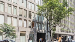 A modern building with a storefront labeled "TINTORERIA LA VANDERIA". - Apartment Downtown 3 K (Mexico City)