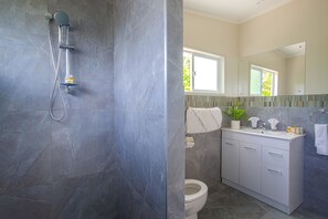 Comfort bungalow, 2 slaapkamers, niet-roken | Badkamer | Een douche, gratis toiletartikelen, een haardroger, handdoeken