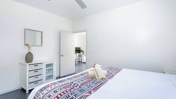 2 Bedroom Bungalow | 2 bedrooms, iron/ironing board, free cribs/infant beds, free WiFi