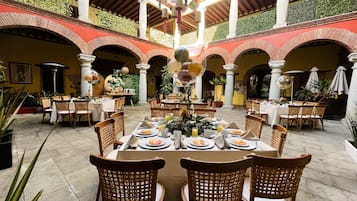 Frokost serveres, lokale retter, uteservering