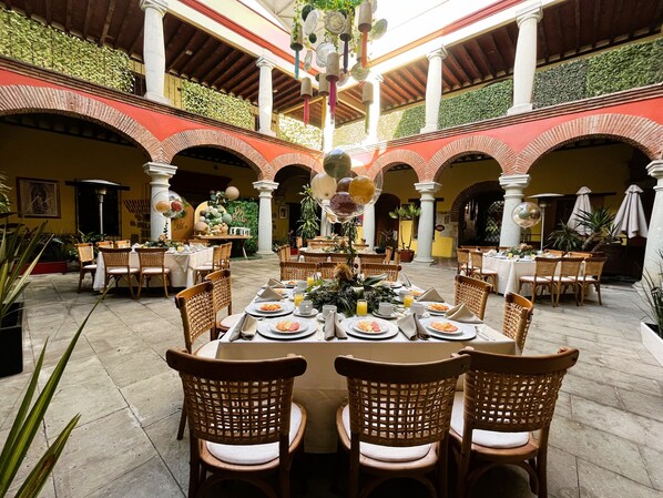 Se sirven desayunos y cocina local, restaurante con mesas al aire libre 