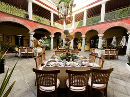 供应早餐，地方菜，室外就餐