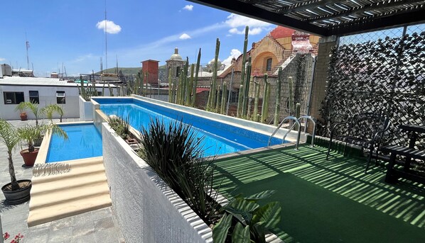 Outdoor pool, open 10:00 AM to 6:00 PM, pool umbrellas, pool loungers - Hotel Siglo 17 (Oaxaca)
