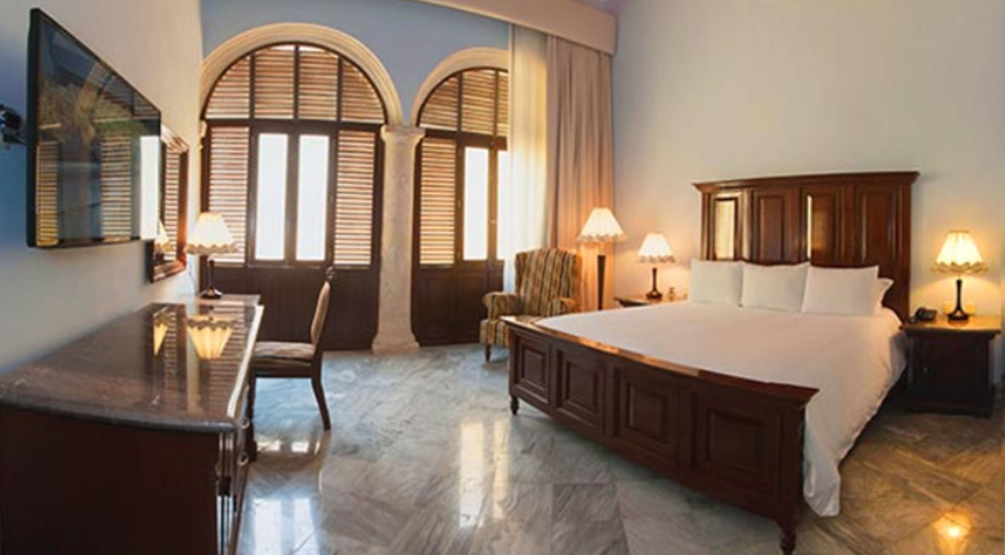 Suite | Ropa de cama de alta calidad y caja de seguridad en la habitación 