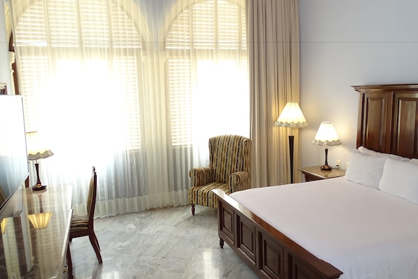 Suite | Ropa de cama de alta calidad y caja de seguridad en la habitación