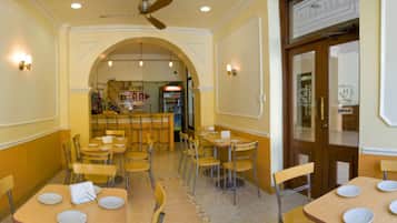 Café da manhã com pratos da culinária local grátis todos os dias
