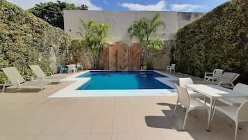 Piscine extérieure, chaises longues