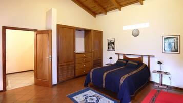Deluxe Room | Desk, iron/ironing board, free WiFi, bed sheets