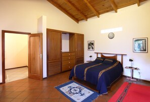 Deluxe Room | Desk, iron/ironing board, free WiFi, bed sheets - Chez Daniel (Antigua Guatemala)