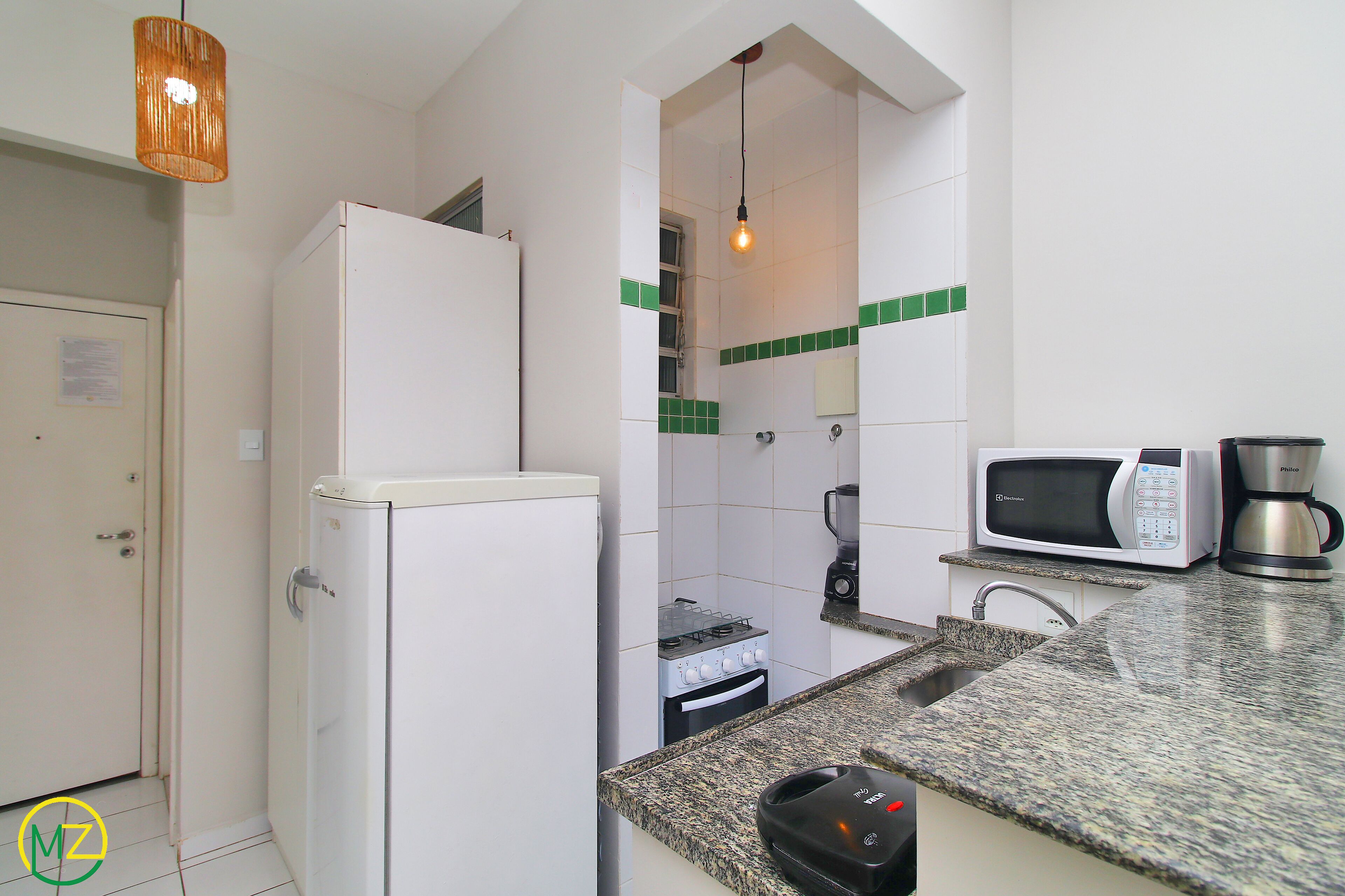 Apartamento | Cozinha americana privada | Geladeira, micro-ondas, fogão, cooktop