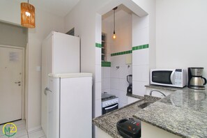 Appartement | Privékitchenette | Een koelkast, een microgolfoven, een oven, een kookplaat