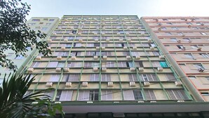 A multi-story building with numerous windows and air conditioning units. - MZapartments Djalma (Rio de Janeiro)