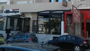A multi-story building with a restaurant on the ground floor. - Appartement Phenix (Sousse)