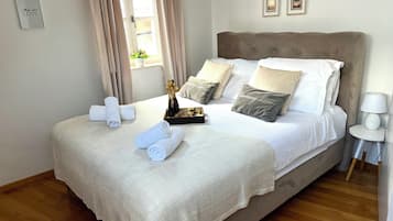 Roupas de cama premium, cofres nos quartos, cortinas blackout