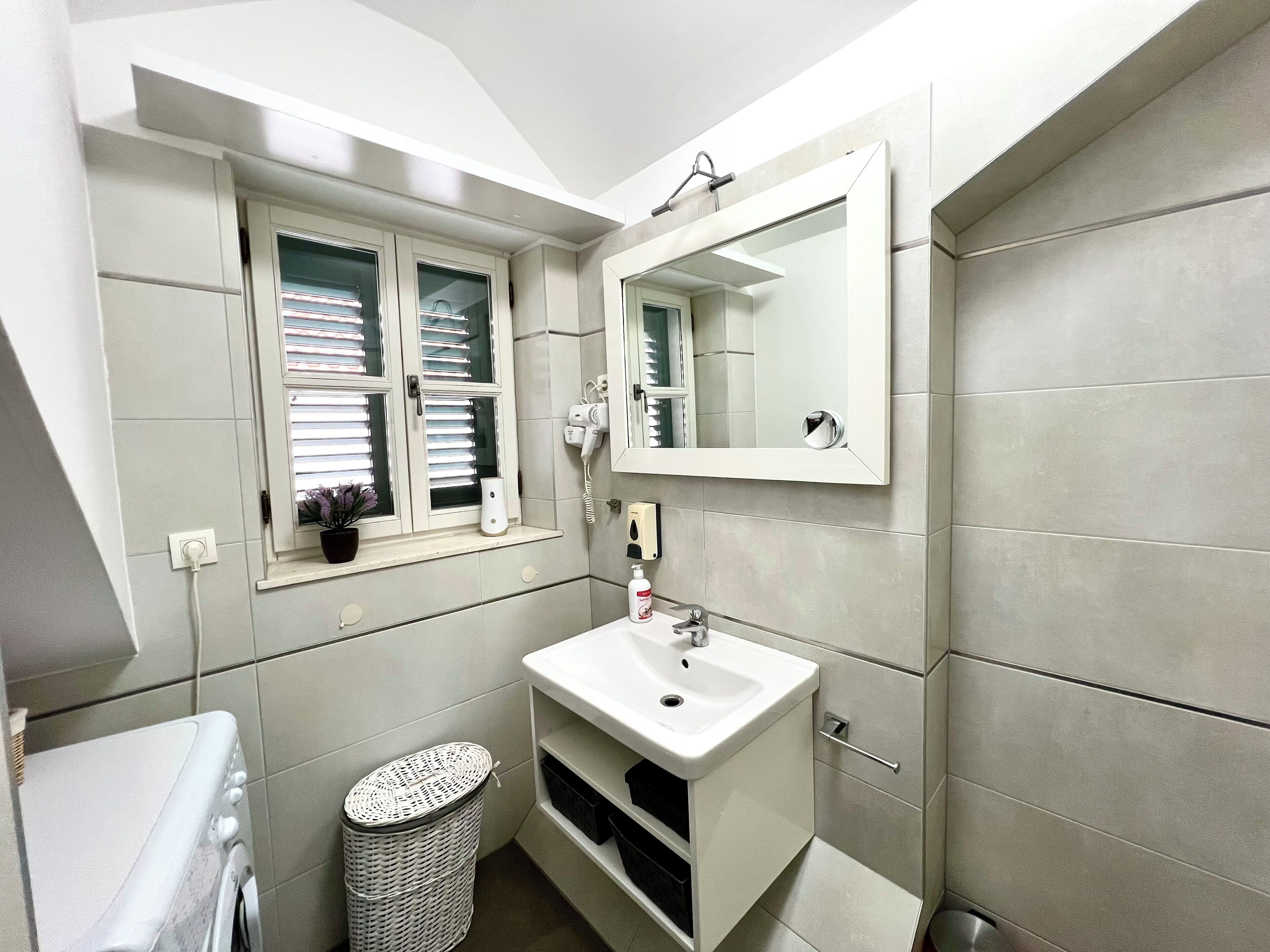 shower, rainfall showerhead, free toiletries, hair dryer