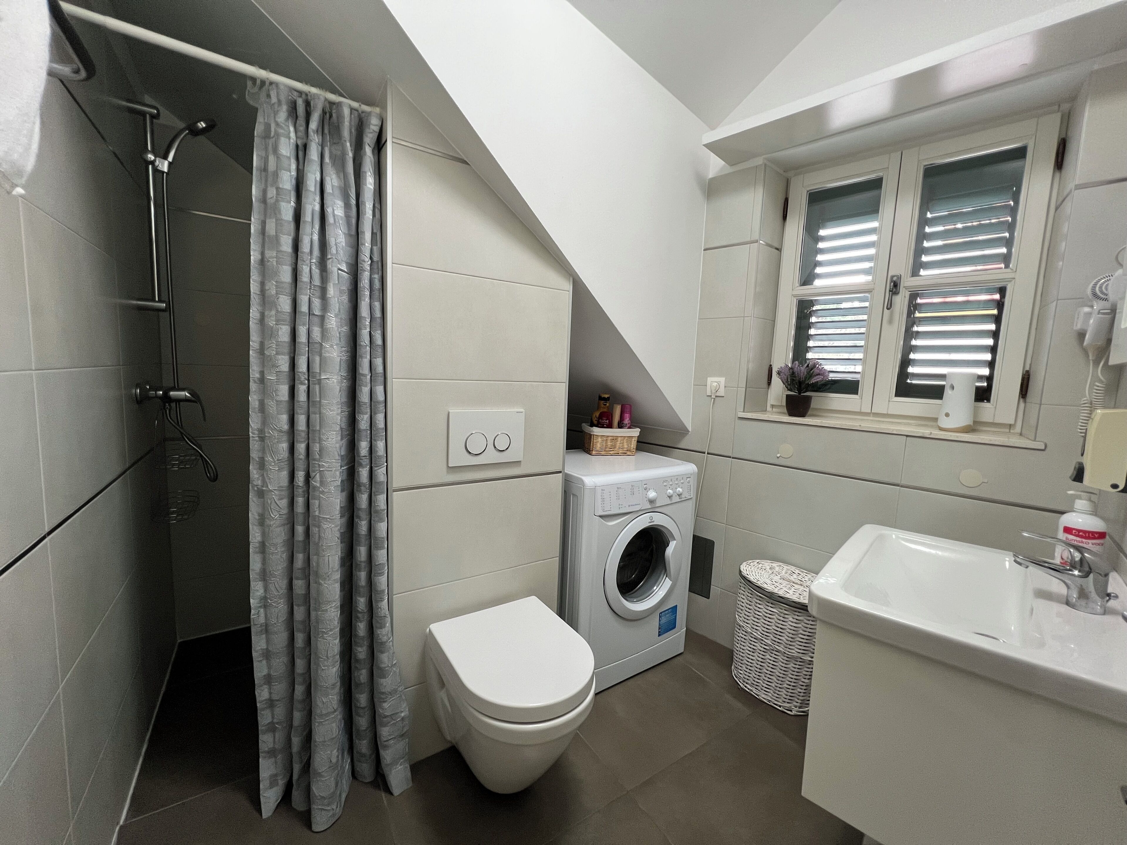 shower, rainfall showerhead, free toiletries, hair dryer