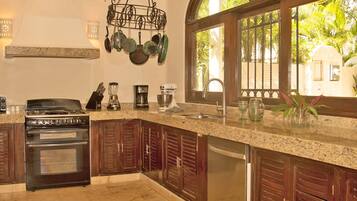 Grand House, 6 Bedrooms | Private kitchen | Fridge, microwave, oven, stovetop