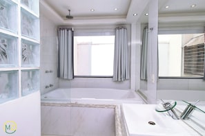 Apartment | Bathroom | Shower, free toiletries, hair dryer, towels - MZapartments Francisco (Rio de Janeiro)