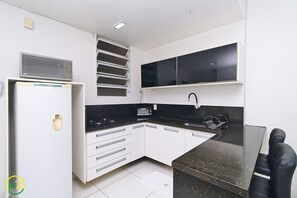Apartment | Private kitchen | Fridge, microwave, coffee/tea maker, toaster - MZapartments Prado II (Rio de Janeiro)