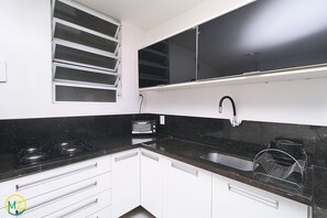 Appartement | Cuisine privée | Réfrigérateur, four à micro-ondes, cafetière-théière, grille-pain