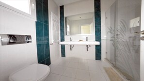 Vila conforto, 4 quartos | Banheiro | Chuveiro, chuveiro com efeito de chuva, produtos de toalete grátis