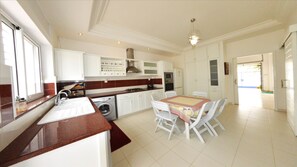 Comfort Villa, 4 Bedrooms | Private kitchen | Full-size fridge, microwave, oven, stovetop - Villa Rahma (Hammamet)