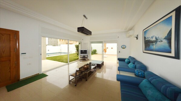 Villa Confort, 4 habitaciones | Sala de estar | Televisión de pantalla plana de 32 pulgadas con canales vía satélite