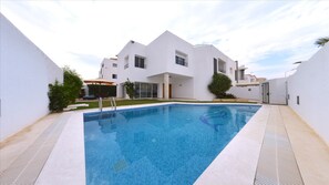 Outdoor pool, pool umbrellas, pool loungers - Villa Rahma (Hammamet)